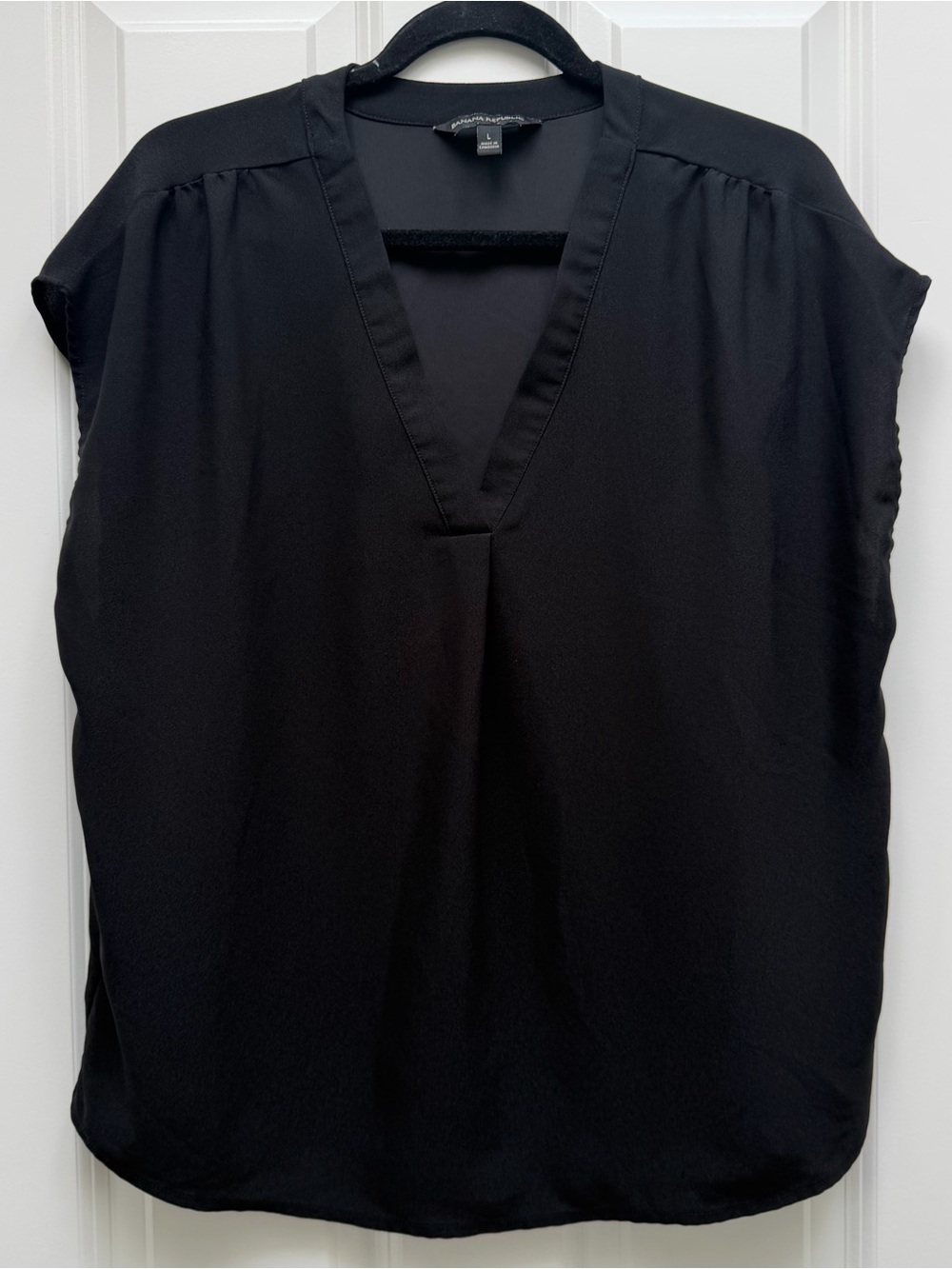 BANANA REPUBLIC CAP SLEEVE V NECK BLOUSE SHIRT BLACK LARGE BUSINESS WORKWEAR